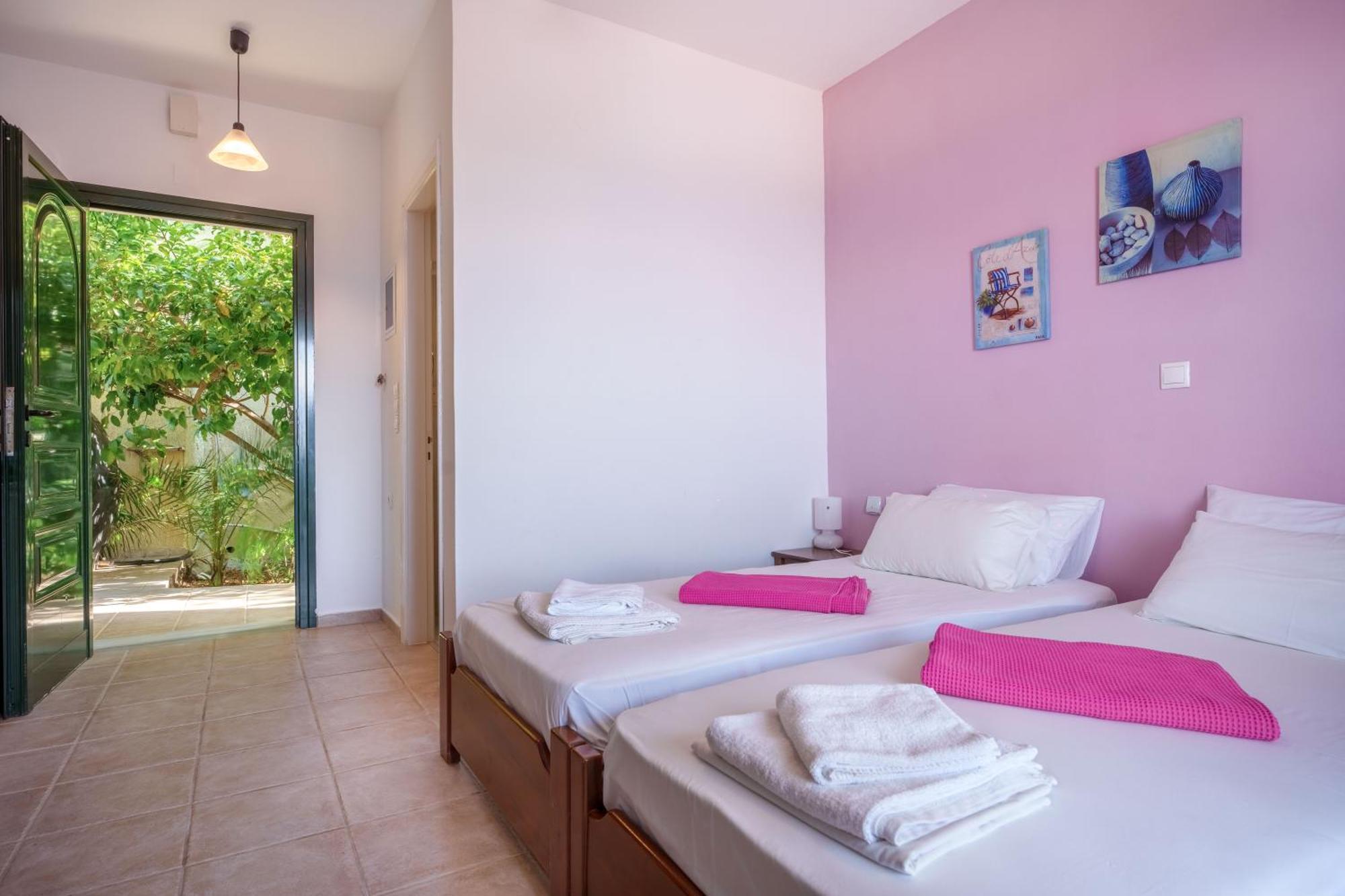 Giannatos' Studios - Makis Poros  Luaran gambar